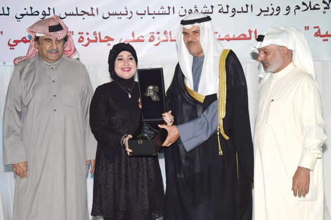 تكريم بطلة مسرحية صدى الصمت الفنانة سماح﻿