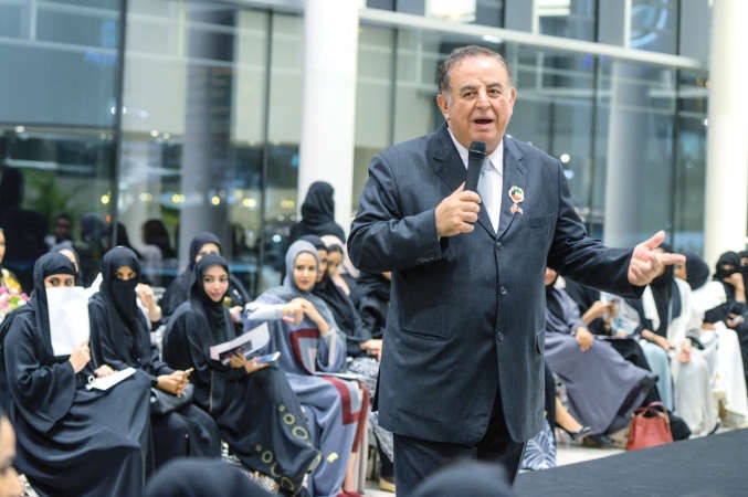 عماد ملاعب يلقي كلمته للحضور