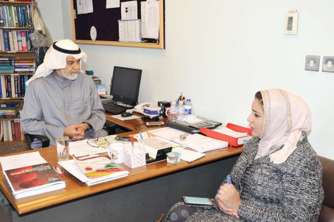 دوائل الراشد متحدثا الى الزميلة الاء خليفة 	ريليش كومار﻿