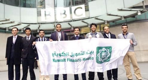 مجموعة من الطلبة امام مقر بي بي سي
