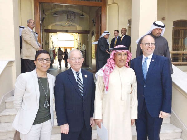 السفراء دوغلاس سيليمان وعبدالعزيز الشارخ وادوارد غنيم 
وريم الخالد عقب المحاضرة ﻿