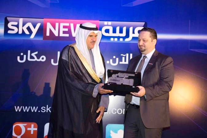 الشيخ سلمان الحمود يتسلم درع سكاي نيوز عربية التقديرية من الرئيس التنفيذي نارت بوران