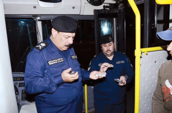  واللواء عبدالفتاح العلي يفحص اوراق احد الوافدين ﻿