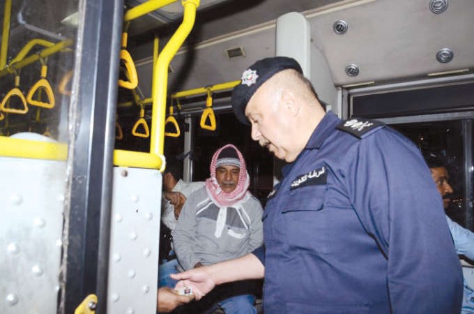 الفريق سليمان الفهد يدقق شخصيا على هوية وافد ﻿