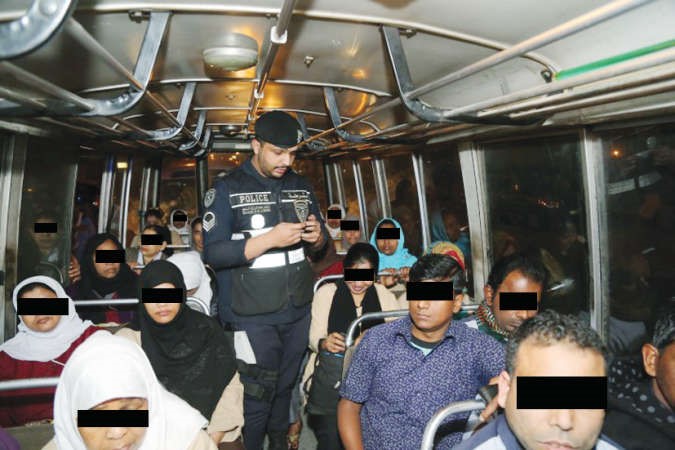 فحص اثباتات وافدين في باص ﻿