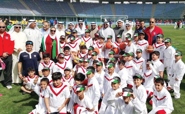 الشيخ احمد المنصور يتوسط المشاركين في المهرجان﻿
