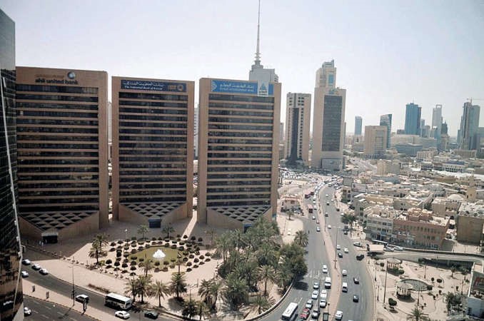 بقاء اسعار النفط على مستوياتها الحالية يضعف قدرة الحكومات الخليجية على دعم انظمتها المصرفية ﻿