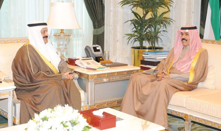 سمو ولي العهد الشيخ نواف الاحمد مستقبلا عبدالعزيز الدخيل﻿