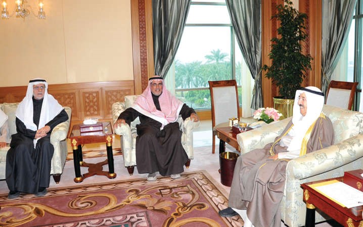 صاحب السمو الامير الشيخ صباح الاحمد مستقبلا خالد العودة ومحمد الكندري﻿