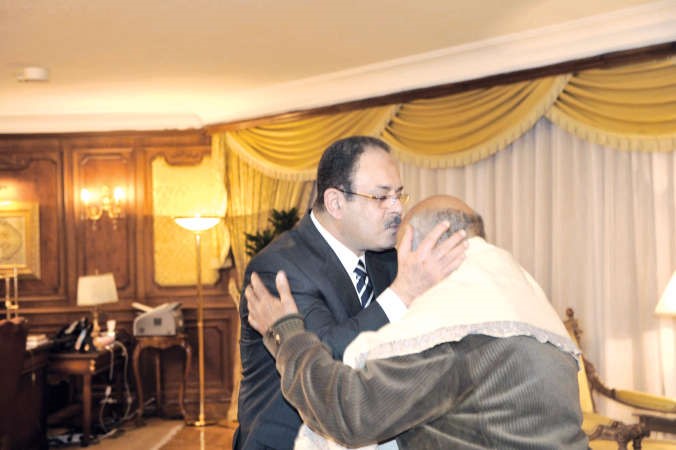وزير الداخلية يقبل راس والد قتيل امين الشرطة﻿