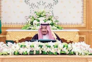 خادم الحرمين الشريفين الملك سلمان بن عبدالعزيز خلال ترؤسه جلسة مجلس الوزراء امس 	واس ﻿