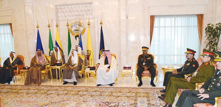 صاحب السمو الامير الشيخ صباح الاحمد وسمو ولي العهد الشيخ نواف الاحمد والشيخ خالد الجراح والشيخ علي الجراح والفريق محمد الخضر خلال اللقاء مع رؤساء اركان التحالف ضد داعش﻿
