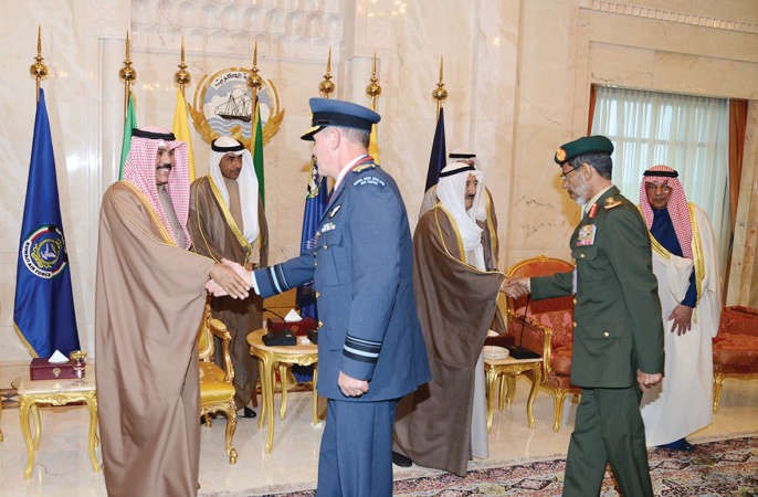 صاحب السمو الامير الشيخ صباح الاحمد وسمو ولي العهد الشيخ نواف الاحمد مستقبلين رؤساء اركان دول التحالف ضد داعش بحضور الشيخ خالد الجراح﻿