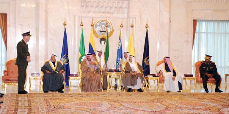 صاحب السمو الامير الشيخ صباح الاحمد وسمو ولي العهد الشيخ نواف الاحمد والشيخ خالد الجراح والشيخ علي الجراح والفريق الركن محمد الخضر يستمعون لكلمة رئيس هيئة الاركان المشتركة في اميركا الجنرال جوزيف دانفورد﻿