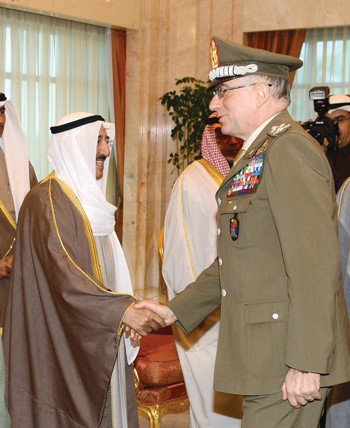 صاحب السمو الامير الشيخ صباح الاحمد مرحبا باحد القادة العسكريين﻿