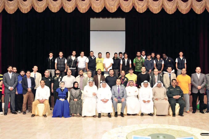  د جمال الحربي وفيصل المقصيد مع عدد من المشاركين في الدورة