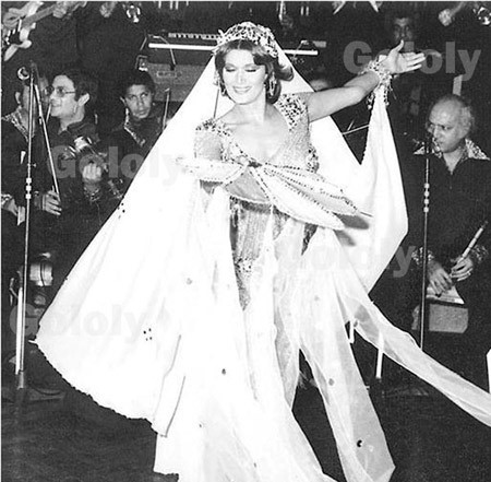 نجوى فؤاد: تعرضت للضرب في حفل زفاف ابنة جمال عبدالناصر
