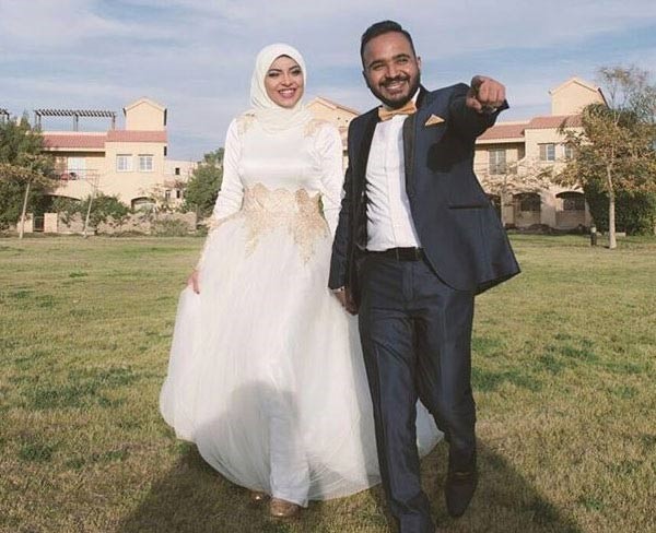 بالصور.. مي كساب تلفت الأنظار بالفوشيا و «الكوتشي» في عقد قران شقيقة أوكا