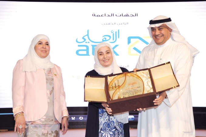 الزميلة بشرى شعبان تتسلم تكريم الانباء من د مطر المطيري