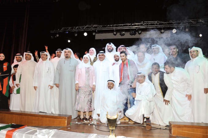 د مطر المطيري ود فاطمة الملا يتوسطان الحضور خلال الحفلريليش كومار