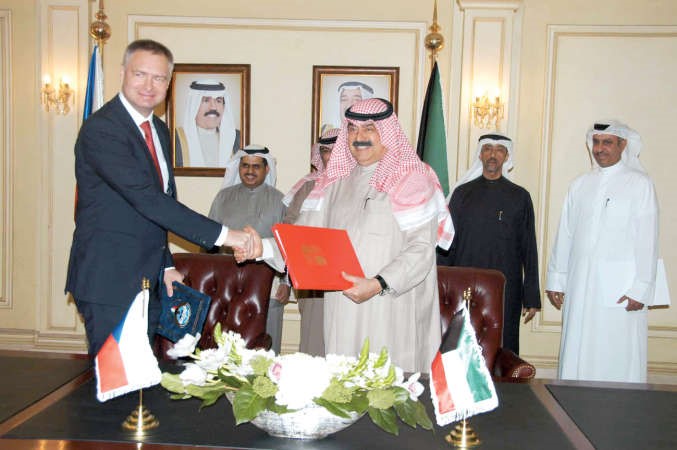 نائب وزير الخارجية خالد الجارالله والسفير التشيكي يتبادلان بنود الاتفاقية محمد هاشم