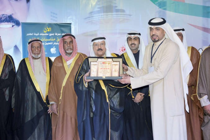 عبدالعزيز السعيدي مكرما احد ذوي شهداء القبيلة 