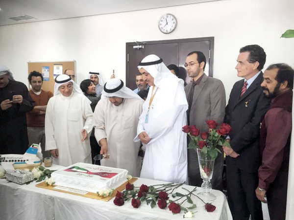 دعبدالرزاق المحمود خلال قطع كيكة الاحتفال