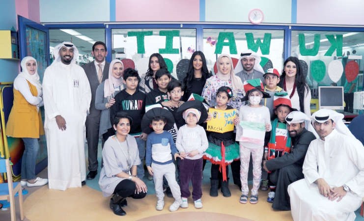 اسرة البنك الوطني تحتفل مع الاطفال المرضى باعياد الكويت الوطنية