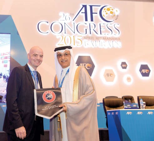 الشيخ سلمان بن ابراهيم وجياني انفانتينو في انتخابات الاتحاد الاسيوي بالمنامة في ابريل الماضي﻿