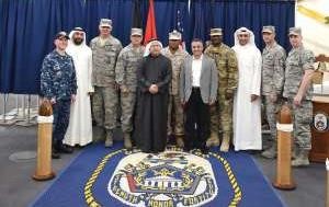صورة جماعية للمحاربين الاميركيين والكويتيين القدامى مع الكابتن شون بيلي	فريال حماد﻿