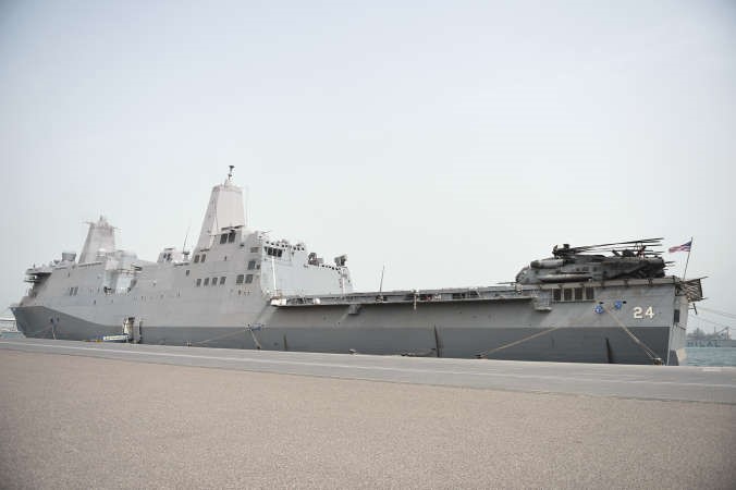 حاملة الطائرات الأميركية «USS Arlington» تشارك الكويت في الاحتفالات بأعيادها الوطنية
