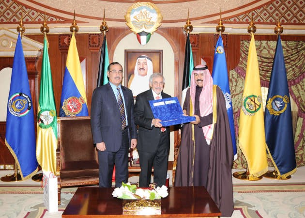 سمو ولي العهد الشيخ نواف الاحمد يتسلم الكتاب من دهلال الساير ودقيس الدويري