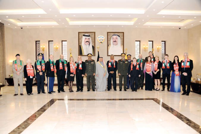  الشيخ خالد الجراح مع المشاركين في السرب الخامس الذين شاركوا في تحرير الكويت