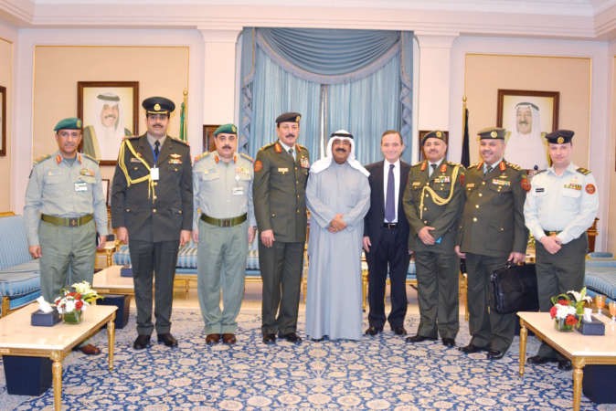 الشيخ مشعل الاحمد خلال استقباله السفير الاردني محمد الكايد ورئيس هيئة الاركان في الجيش الاردني الفريق اول ركن مشعل محمد الزبن والملحق العسكري الاردني العميد الركن هلال الخوالدة