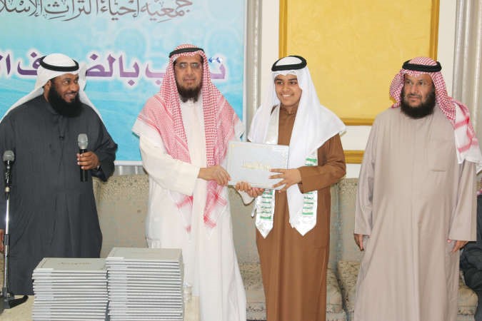 مطارق العيسى مكرما احد الحافظين