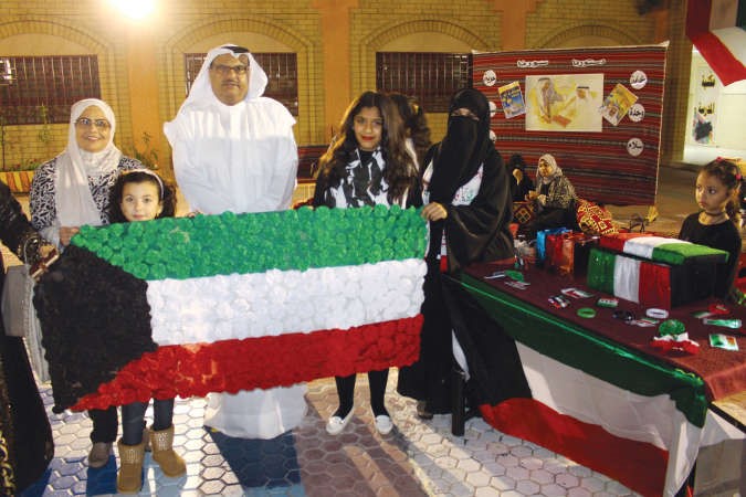 مساعد العقاب وشيخة الكوح وعائشة المطيري خلال جولتهم على المعرض