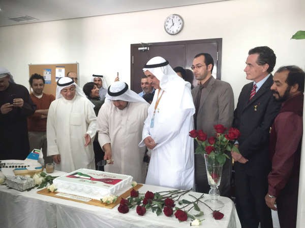 دعبد الرزاق المحمود رئيس مجلس الامناء يقطع كيك الاحتفال