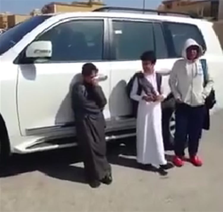 بالفيديو.. طلاب مدرسة ابتدائية يبكون حزناً على نقل أحد معلميهم