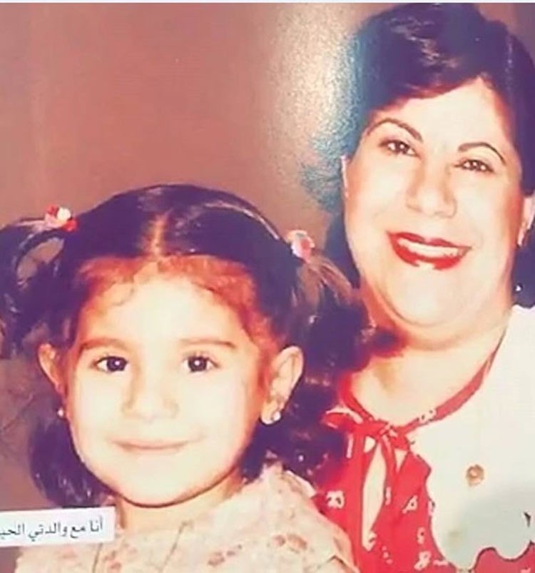 شاهد.. حليمة بولند تنشر صورة مع والدتها 