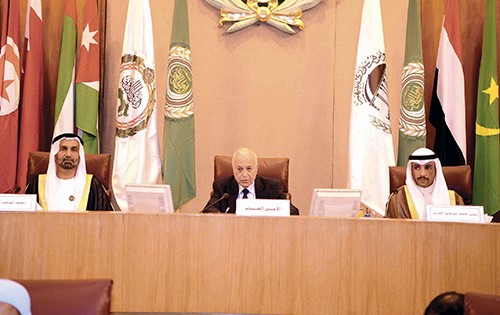رئيس مجلس الامة مرزوق الغانم خلال الجلسة الافتتاحية للمؤتمر الاول لرؤساء البرلمانات العربية المنعقد في القاهرة وبجواره نبيل العربي واحمد الجروان