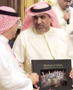 المخرج علي مطير مكرما في احدى المناسبات﻿