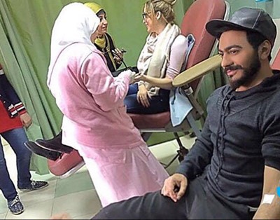 بالصور.. تامر حسني يشارك في أكبر حملة تبرع بالدم بصحبة زوجته ووالدته وشقيقه