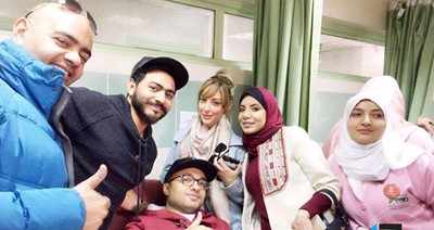 بالصور.. تامر حسني يشارك في أكبر حملة تبرع بالدم بصحبة زوجته ووالدته وشقيقه
