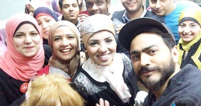بالصور.. تامر حسني يشارك في أكبر حملة تبرع بالدم بصحبة زوجته ووالدته وشقيقه