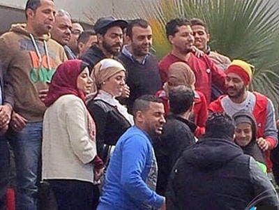 بالصور.. تامر حسني يشارك في أكبر حملة تبرع بالدم بصحبة زوجته ووالدته وشقيقه