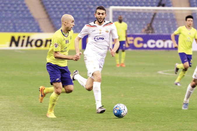 محترف النصر ادريان يهرب من مضايقة لاعب بونيودكور