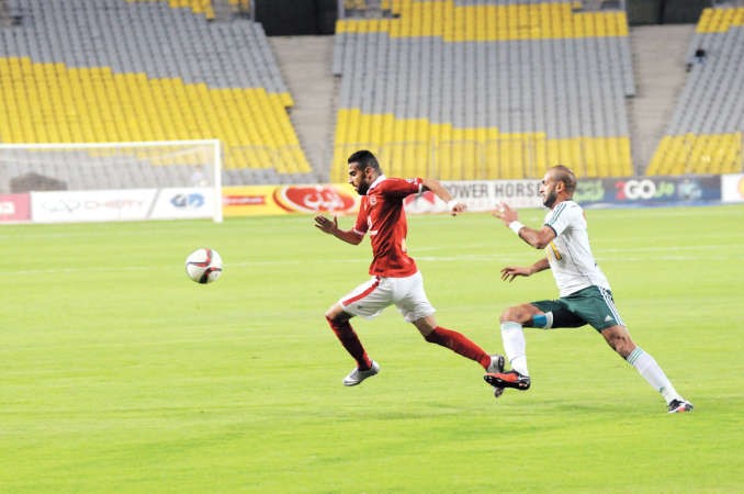 مهاجم الاهلي مؤمن زكريا يحاول التخلص من مدافع المصري﻿