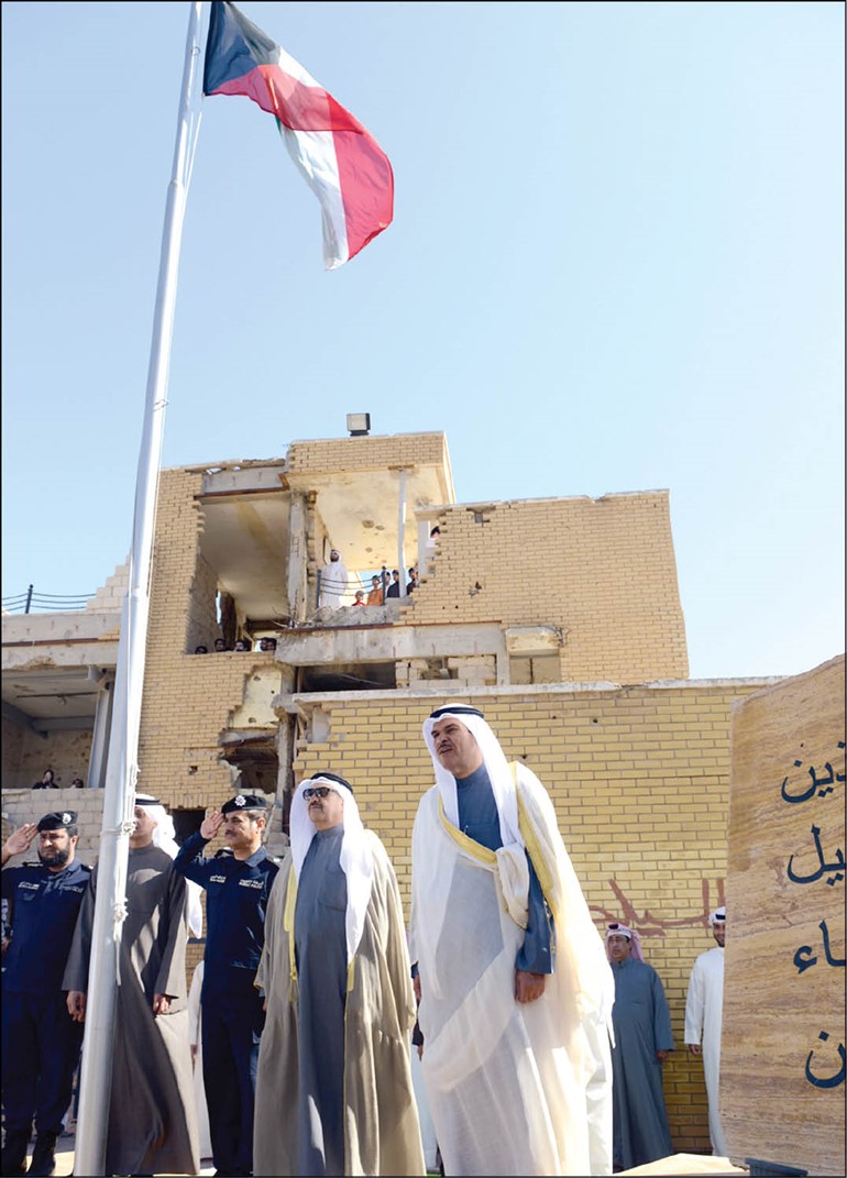 الشيخ سلمان الحمود والفريق اول متقاعد احمد الرجيب خلال رفع العلم في متحف بيت شهداء القرين