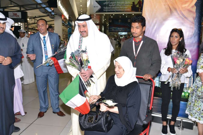  الشيخ فيصل الحمود خلال توزيع الورود في المطار ﻿
