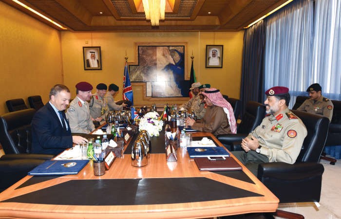 الشيخ خالد الجراح خلال الاجتماع مع الفريق توماس بيكيت 